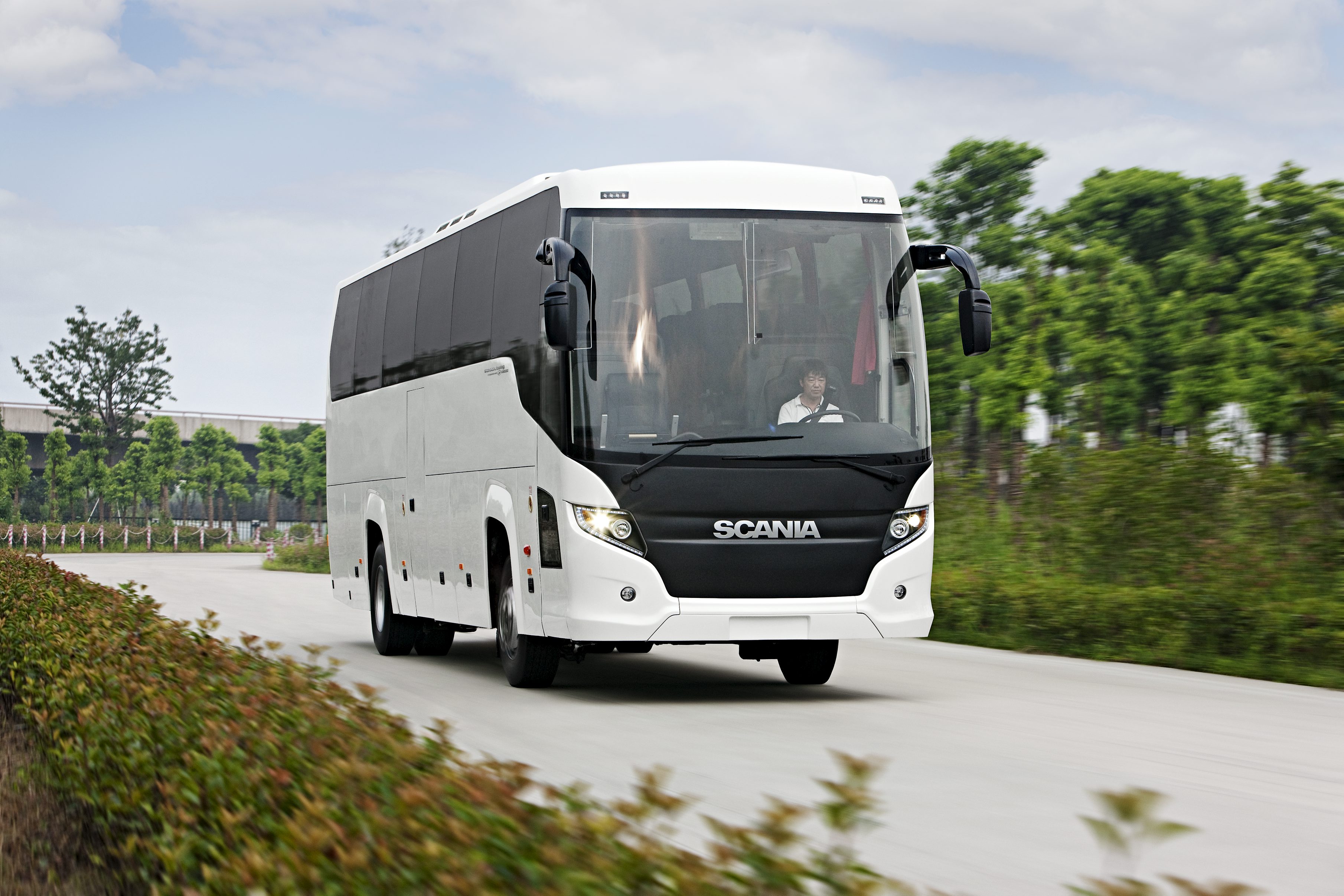 scania-touring-front3